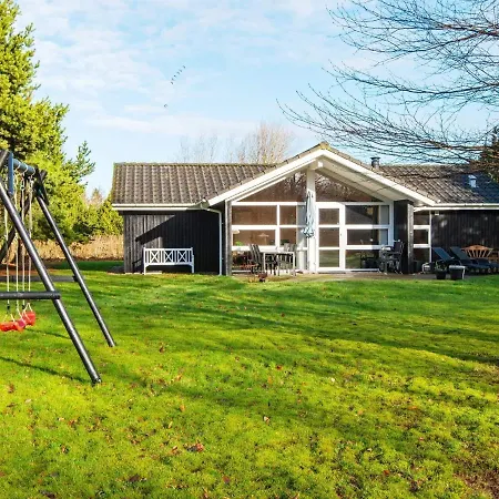 Three-bedroom Holiday In 13 Semesterbostad